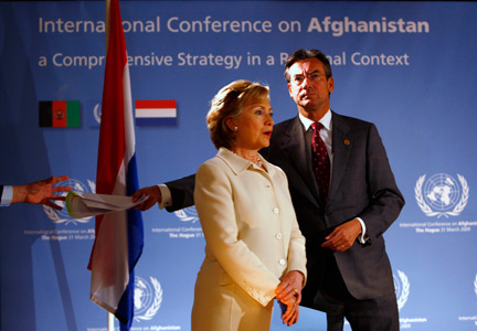 La secrétaire d'Etat américaine Hillary Clinton (g) et le ministre nééerlandais des Affaires étrangères Maxime Verhagen, à La Haye, le 31 mars 2009.(Photo : Reuters)