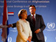 La secrétaire d'Etat américaine Hillary Clinton (g) et le ministre nééerlandais des Affaires étrangères Maxime Verhagen, à La Haye, le 31 mars 2009.(Photo : Reuters)
