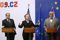 La secrétaire d'Etat Hillary Clinton (c) en compagnie du chef de la diplomatie européenne Javier Solana (g) et du ministre tchèque des Affaires étrangères Karel Schwarzenberg à Bruxelles, le 6 mars 2009.(Photo : Reuters)