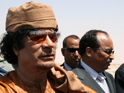 Le guide lybien, Mouammar Kadhafi (g), avant de reprendre son avion, jeudi 12 mars 2009, accompagné du chef de l'Etat mauritanien, le général Mohamed ould Abdel Aziz (d).(Photo : M. Rivière/RFI)