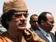 Le guide lybien, Mouammar Kadhafi (g), avant de reprendre son avion, jeudi 12 mars 2009, accompagné du chef de l'Etat mauritanien, le général Mohamed ould Abdel Aziz (d).(Photo : M. Rivière/RFI)