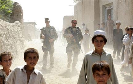 Des soldats de l'OTAN dans les rues de Kunduz, le 13 septembre 2008.(Photo: AFP)