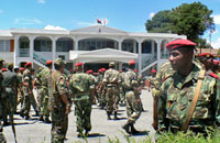 Des militaires malgaches devant le ministère de la Défense, le 10 mars 2009.( Photo : Reuters )