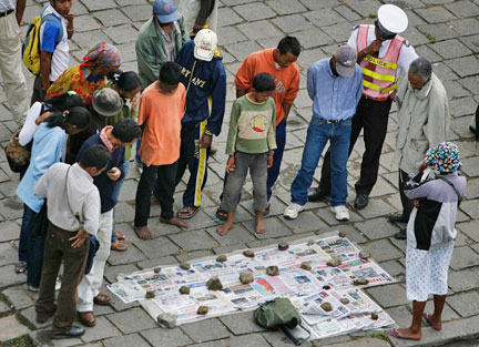 Des Malgaches lisent la une des journaux sur une place d'Antananarivo, le 19 mars 2009.( Photo : Reuters )