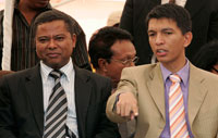 Andry Rajoelina (à droite) en compagnie de Monja Roindefo, Premier ministre de transition, le 18 mars 2009.( Photo : Reuters )