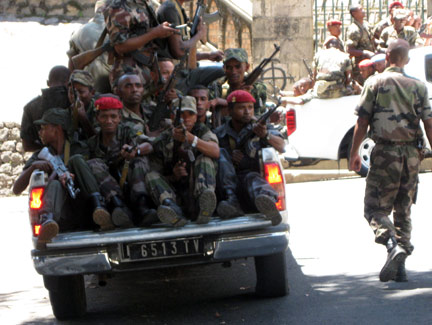 Soldats du camp militaire du CapSat entrés en mutinerie il ya près de deux semaines pour exiger la démission du President Ravalomanana.(Photo : RFI)