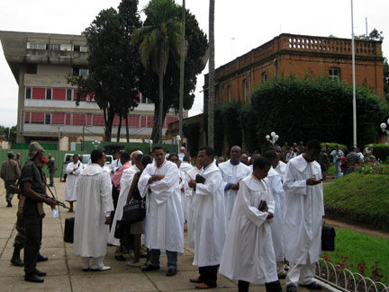 Des pasteurs des Eglises protestantes du réveil dans la cour du palais presidentiel du centre ville d'Antananarivo. Ils se livrent à des prières et des incantations pour chasser les démons avant l'arrivée d'Andry Rajoelina.(Photo : RFI)