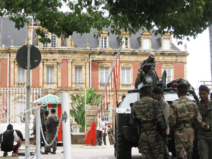 Chars blindés et militaires deployés au Palais. L'armée a pris le contrôle du bâtiment qui abrite les bureaux présidentiels, le lundi 16 mars à 19 heures.(Photo : RFI)