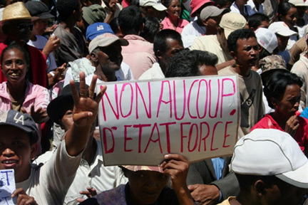 Des milliers de Malgaches manifestent dans les rues d'Antananarivo contre l'arrivée au pouvoir d'Andry Rajoelina, le 23 mars 2009.(Photo : AFP)