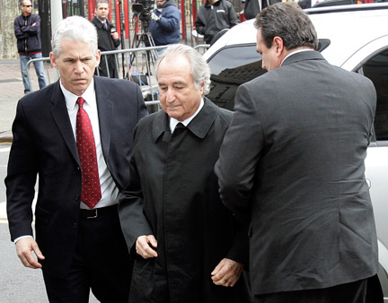 Bernard Madoff (c), lors de son arrivée au Tribunal fédéral de New York, le 10 mars 2009.(Photo : Reuters)