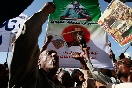 Des supporters du président Omar el-Béchir manifestent à Khartoum contre le mandat d'arrêt international émis, ce mercredi 4 mars 2009.(Photo : Reuters)