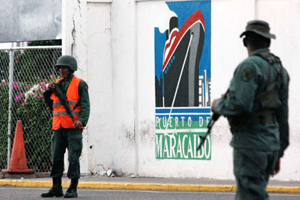Des soldats vénézuéliens devant l'entrée du port de Maracaibo à l'ouest du pays, le 21 mars 2009.(Photo: Reuters)