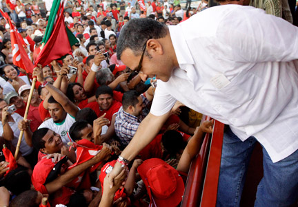 Le candidat de gauche du Front Farabundo Marti pour la libération nationale (FMLN) aux élections présidentielles du Salvador, Mauricio Funes, au milieu de ses partisans, à La Herradura, le 10 mars 2009.(Photo : Reuters)