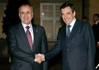 Le président libanais Michel Sleimane&nbsp;(g), accueilli à l'hôtel Matignon par le Premier ministre français François Fillon, à Paris, le 17&nbsp;mars 2009.(Photo : AFP)