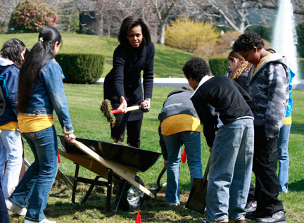 Fervente avocate d'une nourriture saine et naturelle, Michelle Obama a creusé le premier sillon du futur potager bio de la Maison Blanche, en compagnie d'écoliers de Washington, le 20 mars 2009. 

		(Photo : Reuters)