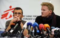 Le directeur d'opérations de MSF-Belgique Stephan Geothebuer (g) et le directeur général Christopher Stokes en conférence à Bruxelles, le 12 mars 2009.(Photo : AFP)