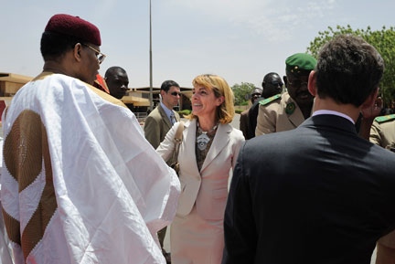 Le président français Nicolas Sarkozy (d) présente la présidente du directoire d'Areva, Anne Lauvergeon (c) au président nigérien Mamadou Tandja (g), à l'aéroport Diori Hamani, à Niamey, le 27 mars 2009.(Photo : Reuters)