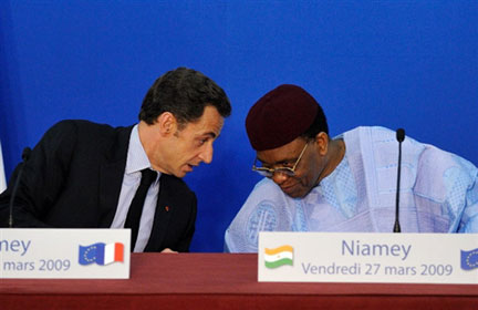Le président français Nicolas Sarkozy (g) et son homologue nigérien Mamadou Tandja (d), lors d'une conférence de presse à Niamey, le 27 mars 2009.(Photo : AFP)