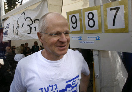 Noam Shaliit, le père du soldat israélien Gilad Shalit capturé le 25 juin 2006, s'est installé dans une tente face à la résidence d'Ehud Olmert à Jérusalem, le 8 mars 2009.(Photo : Reuters)