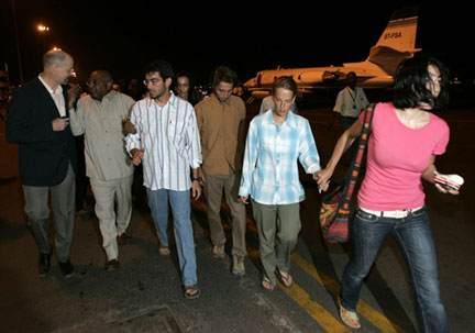 Les quatre travailleurs humanitaires de MSF libérés, à l'aéroport de Khartoum, le 14 mars 2009 : l'infirmière canadienne Laura Archer (2e d), le coordinateur français Raphaël Méonier  (3e d), le docteur italien Mauro D'Ascanio (3e g) et le Soudanais membre de l'ONG.(Photo : AFP)