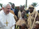 Le pape Benoît XVI devant un groupe de pygmés du Cameroun, le 20 mars 2009.( Photo : Reuters )