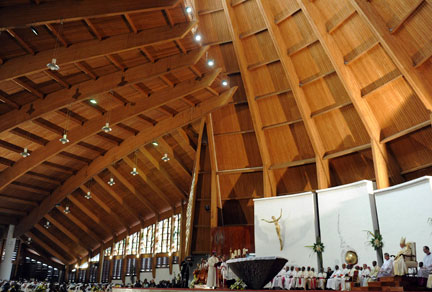 Le pape Benoît XVI (d) célèbre les Vêpres à la basilique Marie-Reine des Apôtres, à Yaoundé, le 18 mars 2009.(Photo : Reuters)