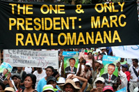Les partisans de l'ancien président Marc Ravalomanana manifestent régulièrement pour réclamer son retour aux affaires. La pays est gouverné depuis le 17 mars dernier par une Haute autorité de transition dirigée par Andry Rajoelina. Manifestation du 25 mars 2009, à Antananarivo. (Photo : AFP)