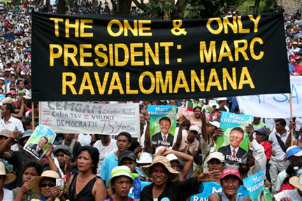 Des partisans de l'ex-président malgache Marc Ravalomanana ont manifesté dans les rues d'Antanarivo, le 25 mars 2009. (Photo : AFP)