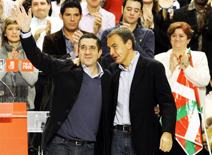 Patxi Lopez (G), le candidat socialiste à la présidence du Pays Basque et le Premier ministre espagnol, José Luis Rodriguez Zapatero lors d'un meeting à San Sebastien, le 25 janvier 2009. (Photo : AFP)