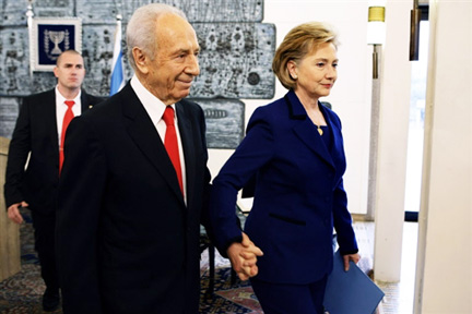 Le président israélien, Shimon Peres (G) main dans la main avec la secrétaire d'Etat américaine Hillary Clinton à Jérusalem, le 3 mars 2009.  (Photo : AFP)
