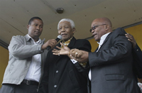 Nkosi Mandla Mandela (g), petit-fils de l'ancien président sud-africain et prix Nobel de la paix Nelson Mandela (c), et le président de l'ANC Jacob Zuma (d), le 15 février 2009, en Afrique du Sud. (Photo : AFP)