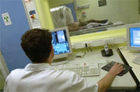 Un logiciel, un manuel mal traduits sont à l'origine d'accidents de radiothérapie au centre hospitalier d'Epinal, en 2006.© AFP