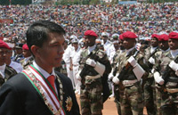 Andry Rajoelina, le président de la Haute autorité de la transition malgache (g) acclamé après la cérémonie d'investiture, à Antananarivo, le 21 mars 2009.(Photo : AFP)