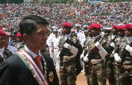 Andry Rajoelina, le président de la «&nbsp;Haute autorité de la transition&nbsp;» malgache (g), acclamé après la cérémonie d'investiture, à Antananarivo, le 21 mars 2009.(Photo : AFP)
