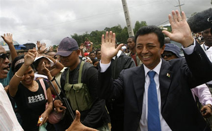 Le président malgache Marc Ravalomanana (d) avec ses partisans à Antananarivo, le 15 mars 2009.(Photo : AFP)