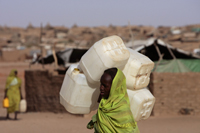 Une femme soudanaise déplacée dans le camp d'el-Facher au nord du Darfour, le 16&nbsp;mars 2009.(Photo : Reuters)