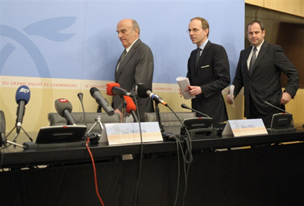 Le ministre luxembourgeois du Trésor Luc Frieden (c), les ministres des Finances suisse Hans-Rudolf Merz (g) et autrichien Josef Pröll (d), lors d'une conférence de presse après leur rencontre, le 8 mars 2009, au château de Senningen, Luxembourg.(Photo : AFP)