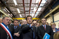 Le président français Nicolas Sarkozy, devant les salariés d'Alsthom à Ornans, le 17 mars 2009 : «&nbsp;<em>Mon but est de faire investir dans nos usines des gens qui ont de l'argent</em>.&nbsp;»(Photo : Reuters)