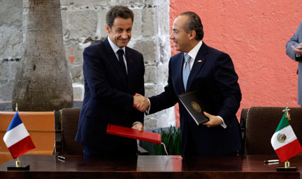 Le président mexicain Felipe Calderon (d) et son homologue français Nicolas Sarkozy, après la signature d'un accord bilatéral, au Palais national, à Mexico City, le 9 mars 2009.(Photo : Reuters)