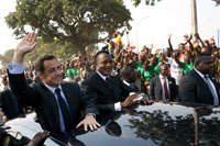 Le président français Nicolas Sarkozy (g) et son homologue congolais Denis Sassou Nguesso à l'aéroport de Maya-Maya, le 26 mars 2009.(Photo : Reuters)