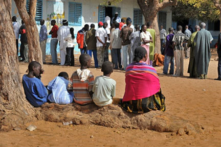 Des électeurs attendent pour voter à Dakar, le 22 mars 2009.( Photo : Reuters )