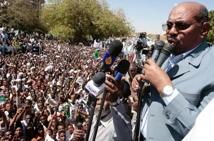 Jeudi 5 mars à Khartoum, le président soudanais Omar el-Béchir a prononcé un discours musclé devant les manifestants venus le soutenir suite à la décision de la CPI.(Photo : Reuters)