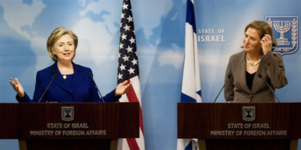 La secrétaire d’Etat américaine Hillary Clinton (G) pendant sa conférence de presse à Jérusalem et Tzipi Livni, la ministre israélienne des Affaires étrangères, le 3 mars 2009. (Photo : AFP)