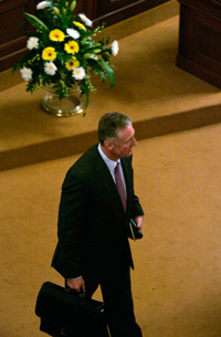Le Premier ministre tchèque Mirek Topolanek sortant du Parlement après le vote de la motion de censure, à Prague, le 24 mars 2009.(Photo : Reuters)