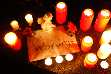 Des bougies en hommage aux victimes de la tuerie perpertrée par un adolescent dans le collège d'Albertville de Winnenden, en Allemagne, le 11 mars 2009.(Photo : Reuters)