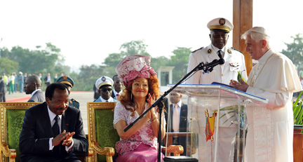 Le président Paul Biya et son épouse applaudissant au discours du pape Benoît XVI, à l'aéroport de Yaoundé, le 17 mars 2009.(Photo : Reuters)
