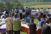 Les survivants du génocide procédaient encore à l'inhumation des restes de nombreuses victimes lors de la commémoration du 10e anniversaire du début des massacres.(Photo : AFP)