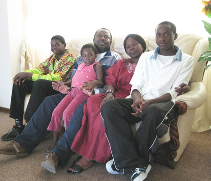 La famille Monzanga dans son salon. De gauche à droite : Ian, 15 ans, Claude Monzanga, le père, Rachel, 5 ans, Pascaline, dite Passy, la mère et Fortune, 17 ans.

(Photo : Sarah Tisseyre / RFI)