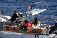 Les pirates somaliens à bord du voilier français, le <em>Tanit</em>, le 10 avril 2009.(Photo : Reuters)