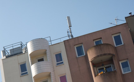 Antennes relais de trois opérateurs français sur un toit de HLM.DR
